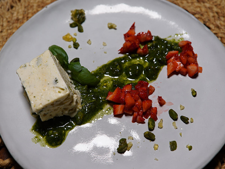 Pistazienparfait mit Basilikumpesto und Erdbeeren