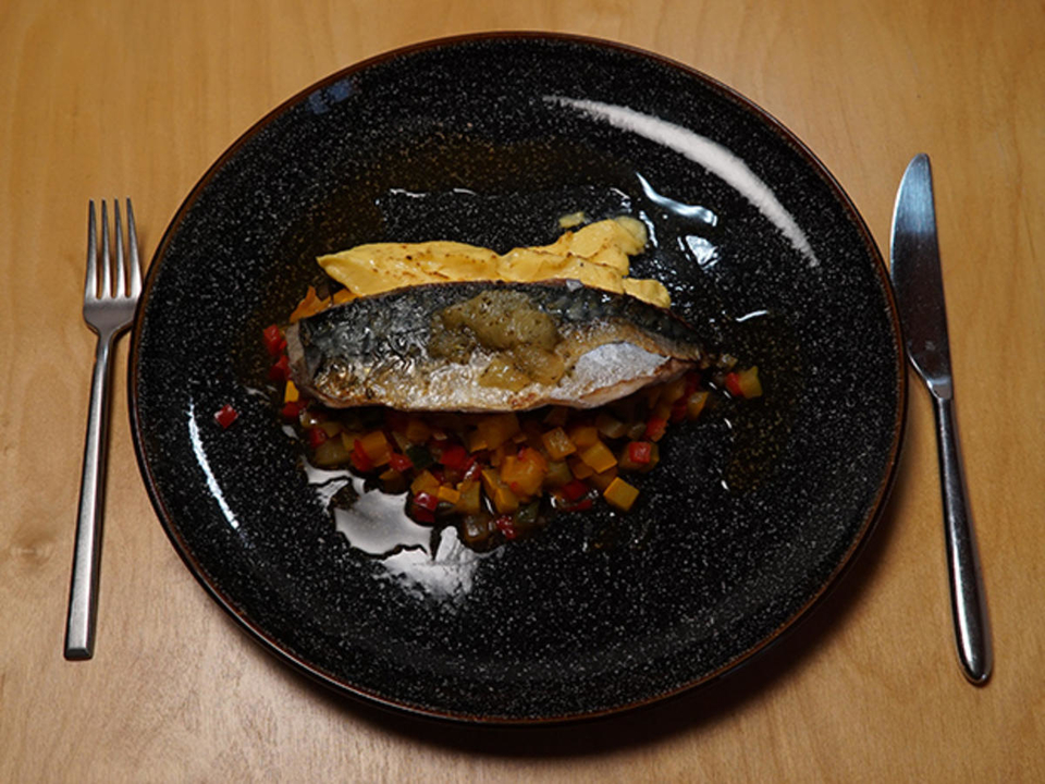 Makrele auf Ratatouille mit Parmesancreme