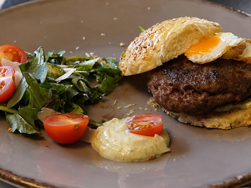 Dammwildburger mit Tannenspitzen-Aioli und Wachtelspiegelei
