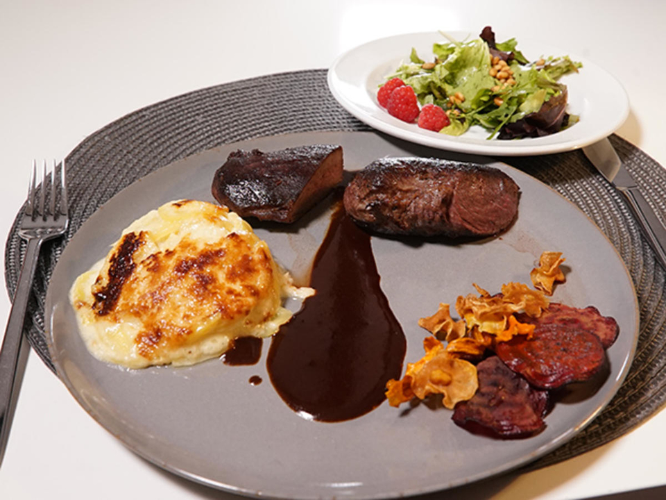 Rehrücken mit Kartoffelgratin, Rotweinjus, Wildkräutersalat