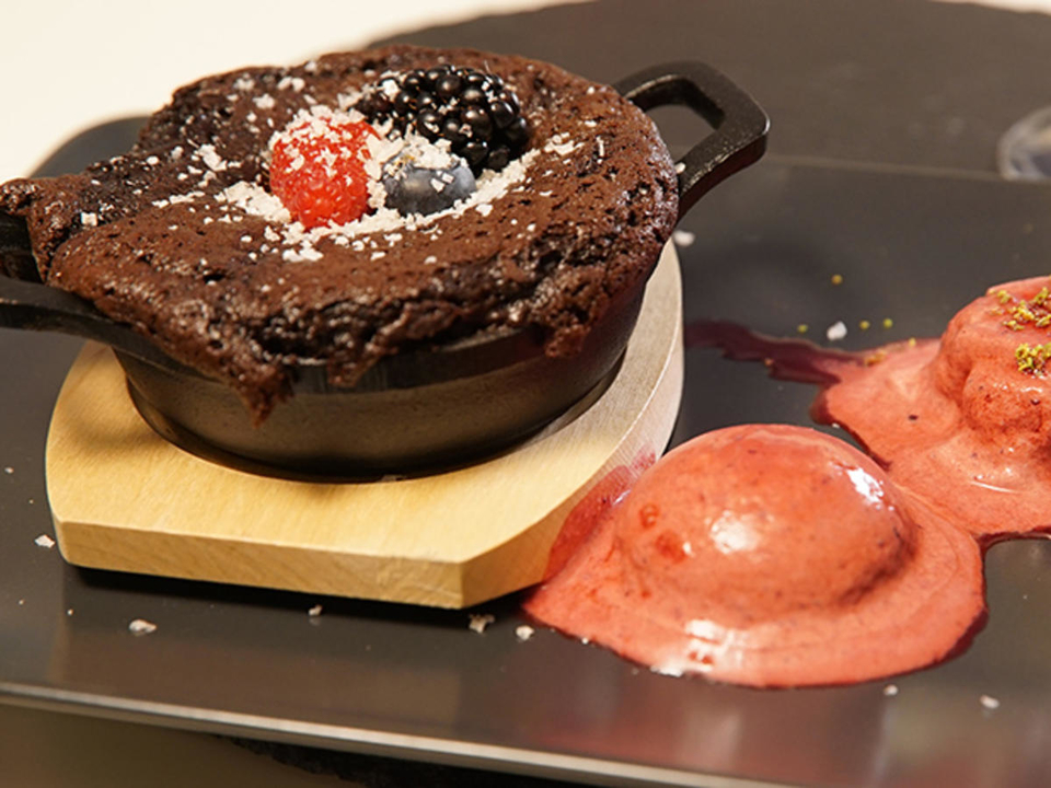 Gegrillter Schokokuchen mit Tannenspitzeneis
