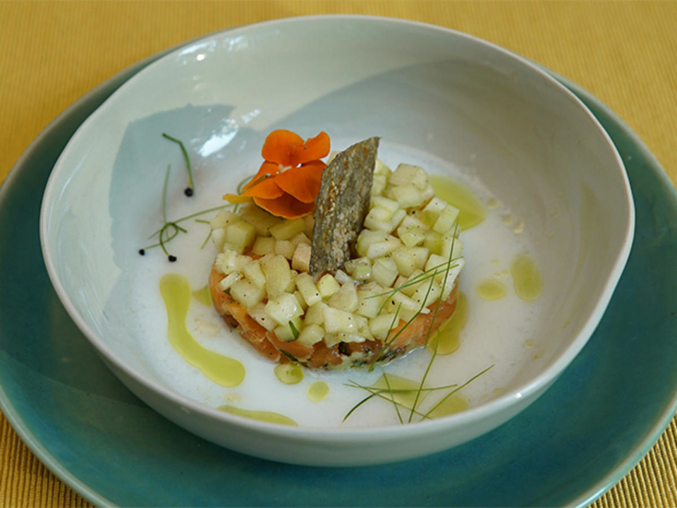 Tatar vom Saibling im Buttermilchsud mit Apfel Gurken-Ragout und Estragon-Öl