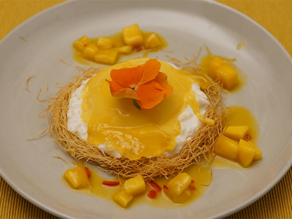 Creme vom Basmatireis mit Mangomousse, Kataifi-Teig und Chili