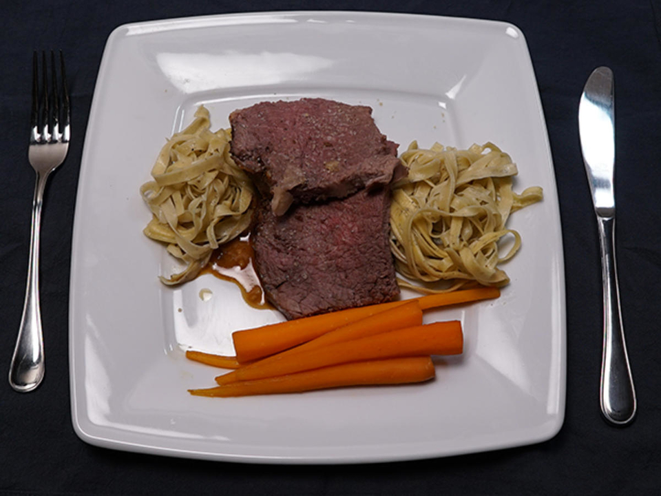 Entrecote auf Weißbiersauce mit glasierten Möhren und Trüffelpasta