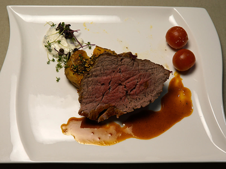 Wagyu Filet, Jus, gratinierten Cherrytomaten und Smashed Potatoes