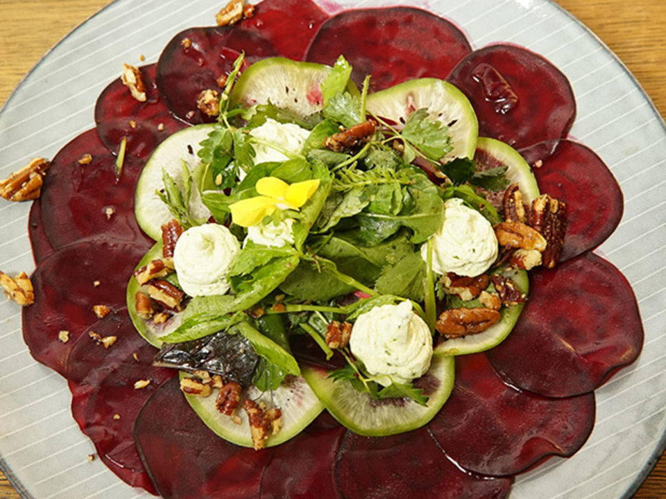 Rote Bete mit Pekannuss und Salat