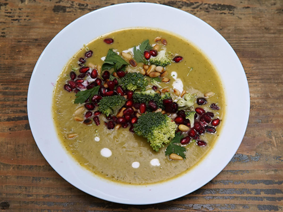 Kokos-Brokkoli-Suppe, verfeinert mit Granatapfel und orientalischen Gewürzen