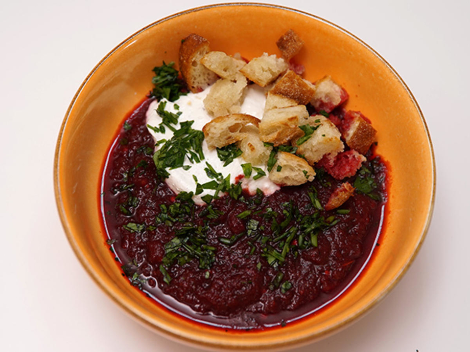 Herzhafte Rote Bete-Kaltschale mit Gartenkräutern