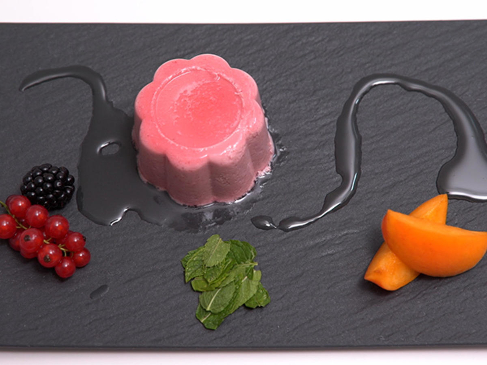 Rote Bete-Pannacotta mit bunter Vielfalt