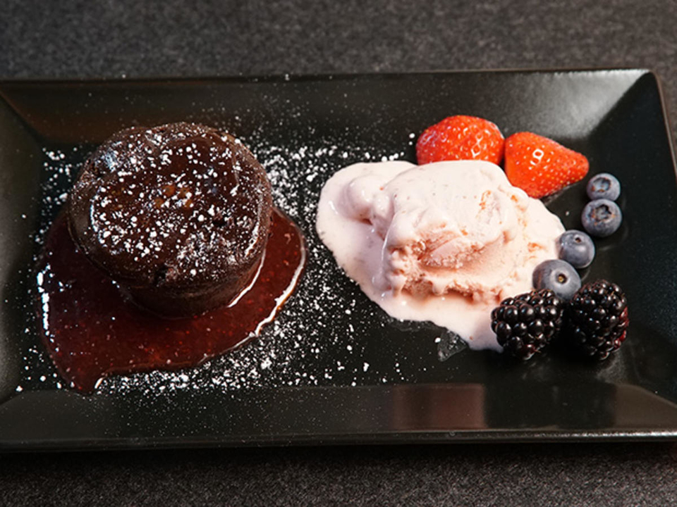 Heißer Schokokuchen vom Grill mit Erdbeereis