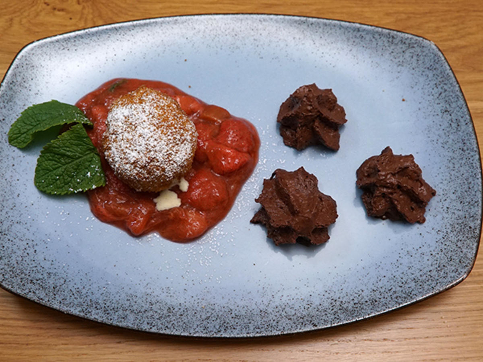 Glückseis mit Rhabarber, Erdbeere und Schoko