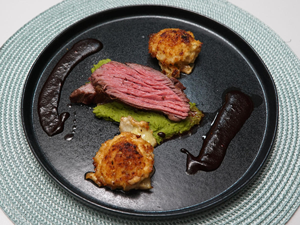 Flap Steak auf Erbsen-Minz-Püree mit Kartoffelgratin-Muffins