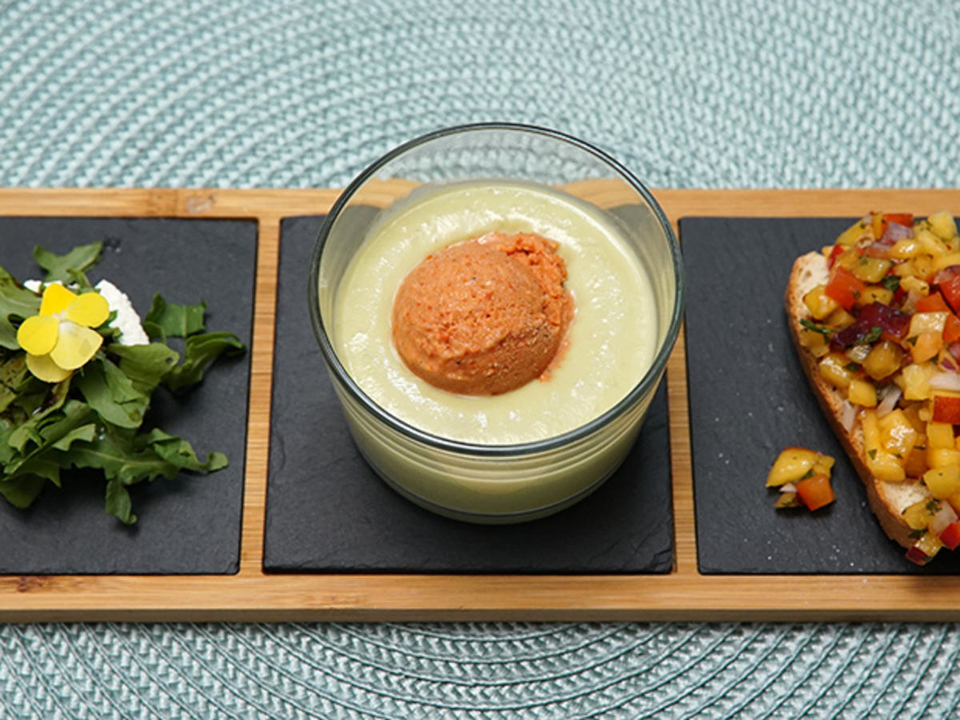 Raffiniertes Dreierlei Frischkäsetörtchen, kaltes Avocado-Süppchen mit Tomateneis