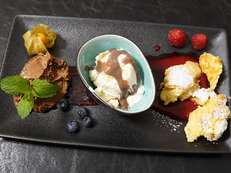 Mousse mit Streuseleis und Kaiserschmarrn