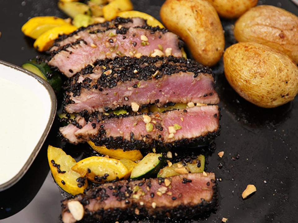 Thunfisch in Sesam und Teriyakisoße mit Zucchini und Kartoffeln