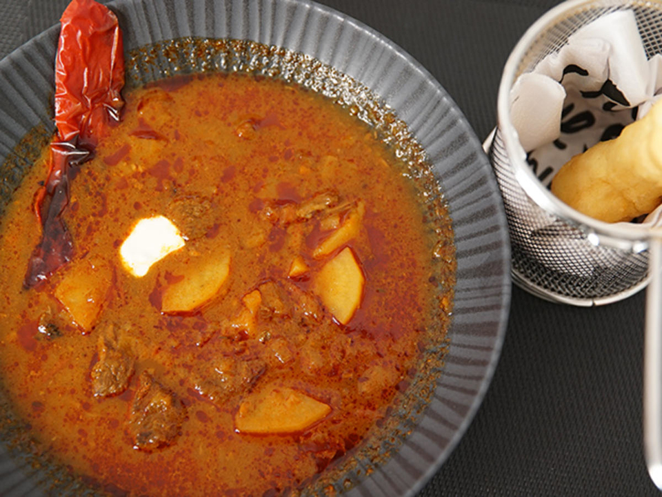 Ungarische Gulaschsuppe mit Lángos-Streifen