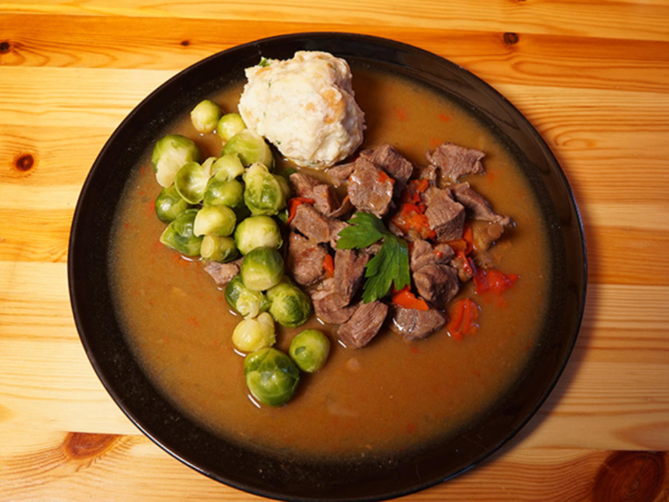 Wildschweingulasch mit Semmelknödel und Rosenkohl
