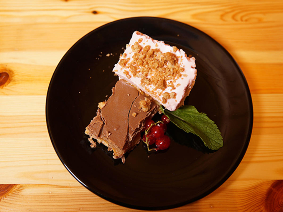 Kalte Nusswürfel mit einer Erdbeertarte