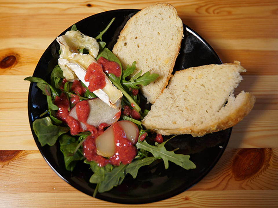 Rucola- und Spinatsalat mit angebackenem Camembert