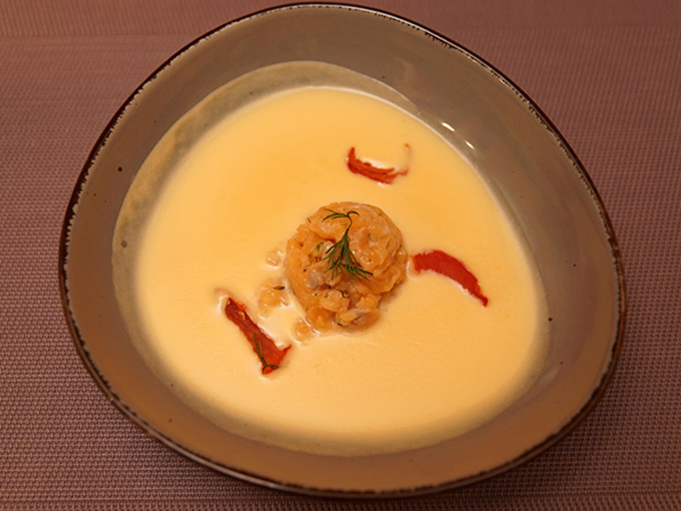 Weiße Tomatensuppe mit Lachspraline und getrockneten Tomatenfilets