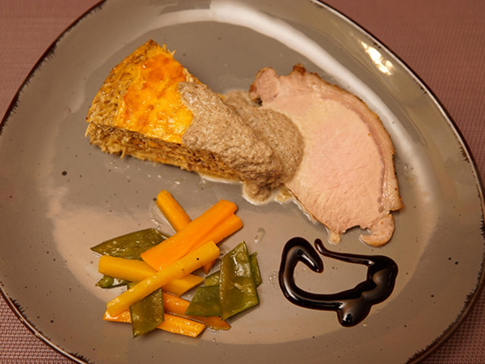 Pilztorte, Lachsbraten, glasierte Möhrchen und Zuckererbsen