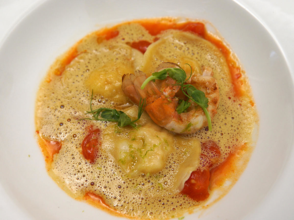 Krustentier-Ravioli mit Jus de crustacés und Kirschtomaten