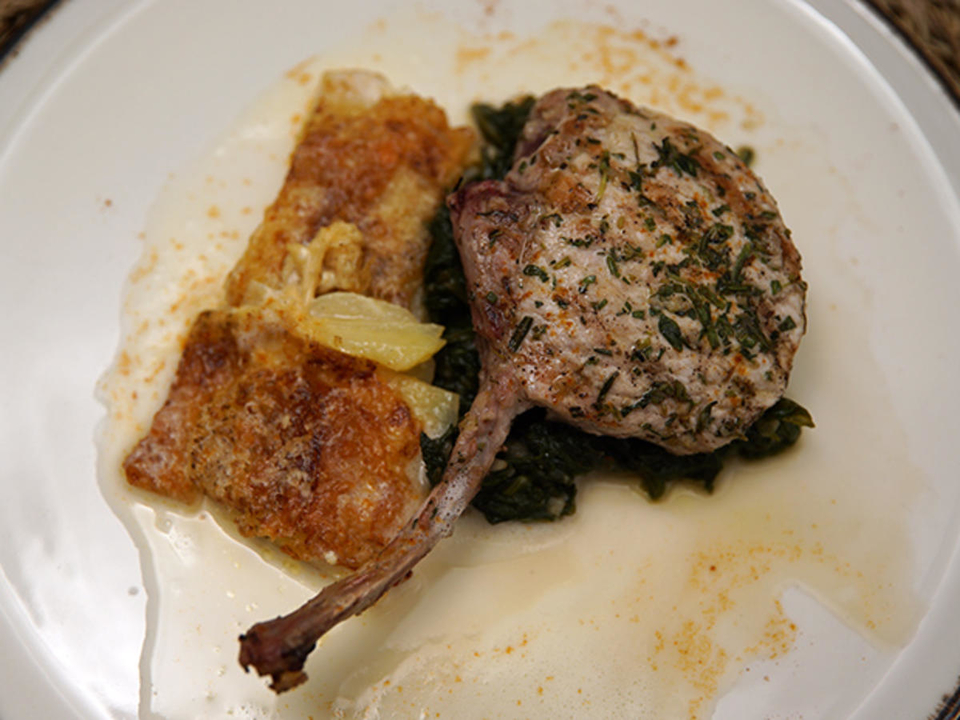 Kotelett vom Duroc-Schwein vom Grill mit Kartoffelgratin, Blattspinat und Tomatenschaum