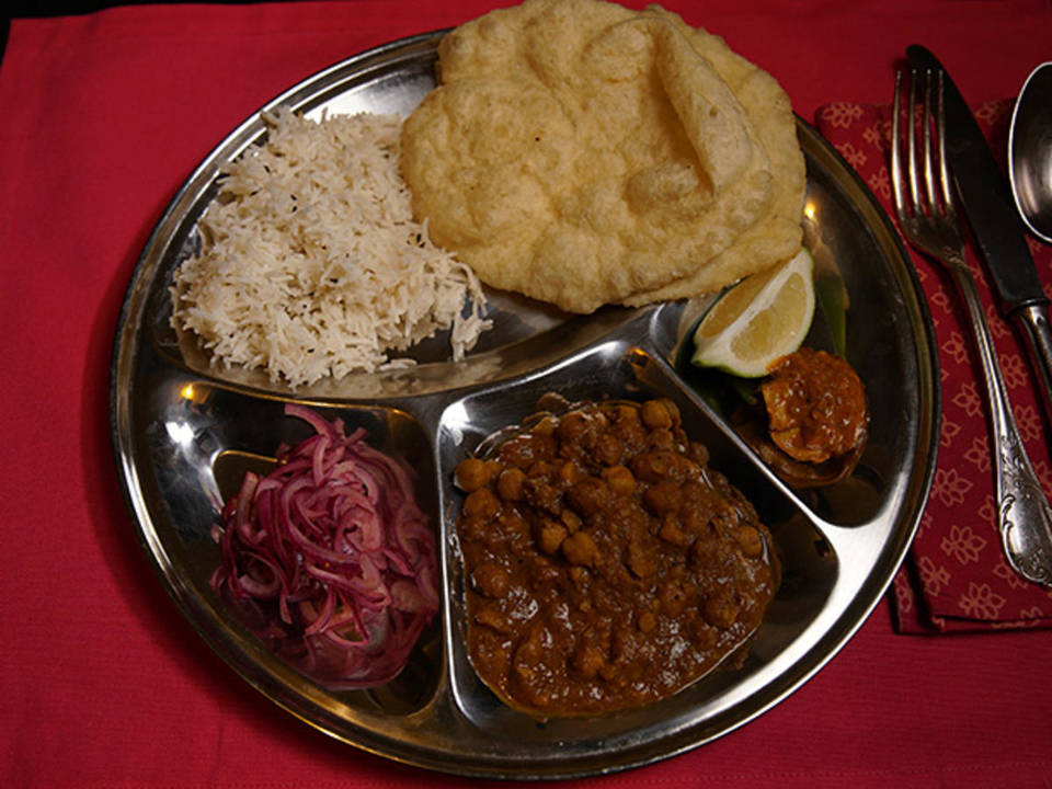 Kichererbsen mit frischem Brot aus Punjab und Reis