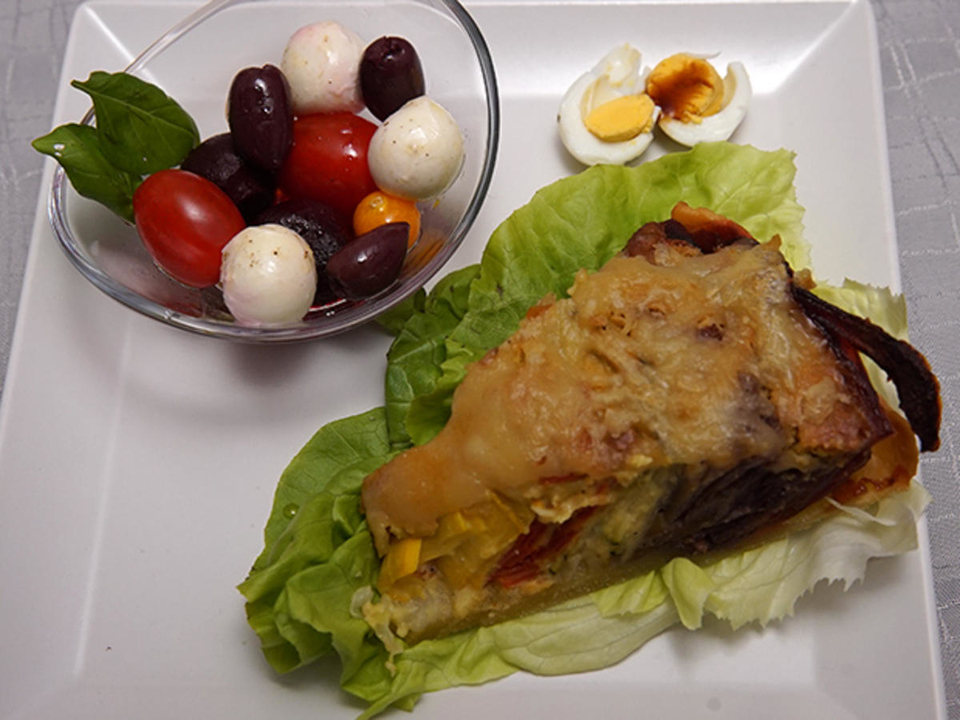 Bunte Gemüsespirale mit Kugelsalat