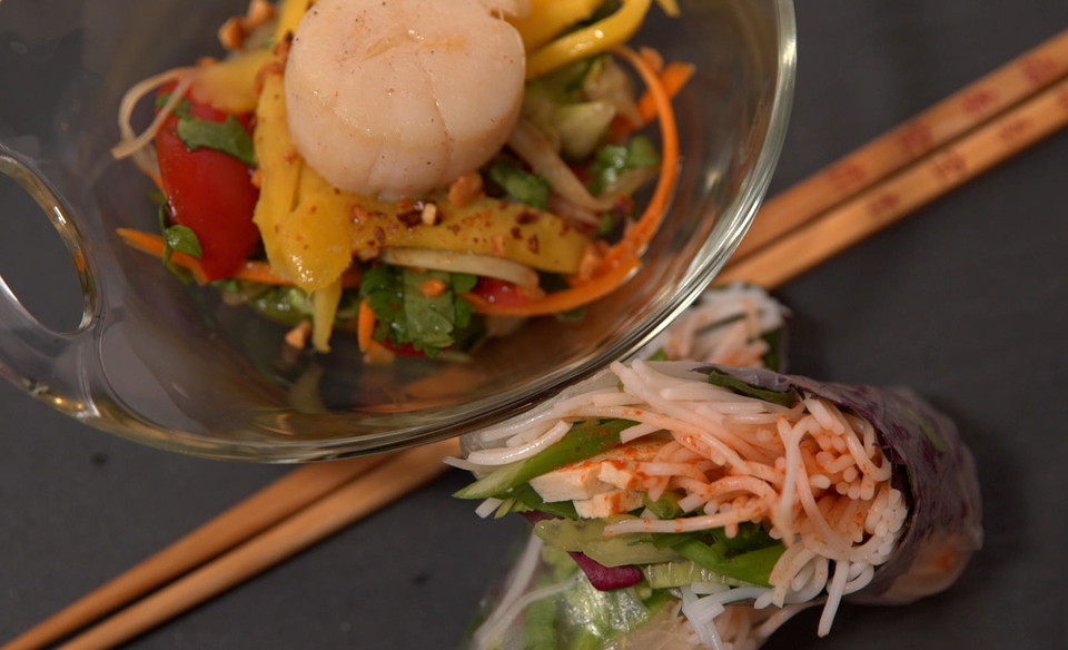 Papaya-Salat mit Mango und Jakobsmuscheln Sommerrollen mit Tofu