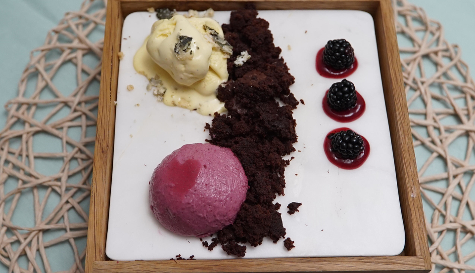 Brombeeren mit Erde und Kürbiskernen