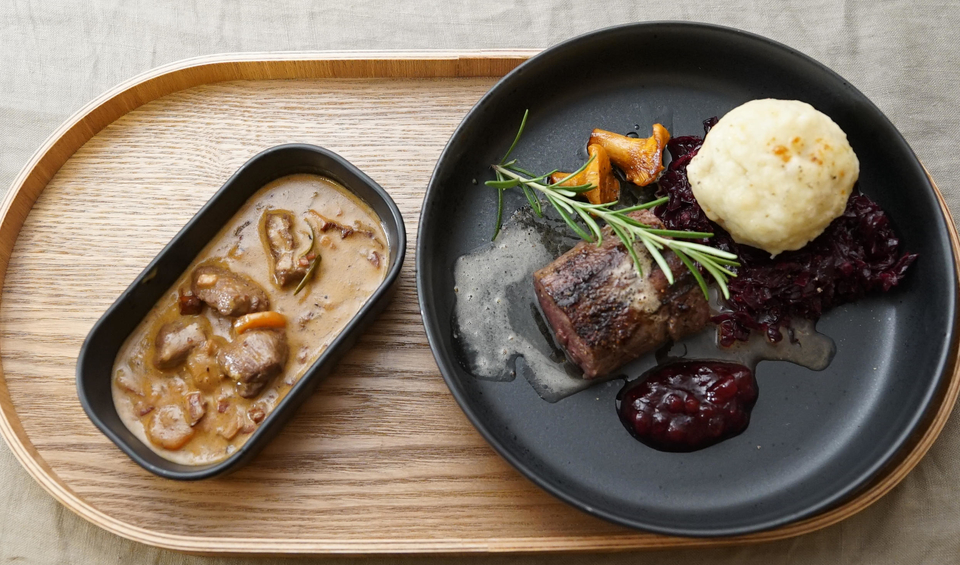 Zweierlei vom Reh mit Rotkrautknödel und Rosmarin-Thymian-Saft