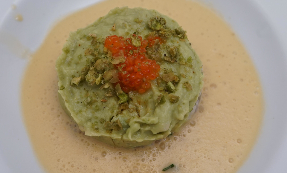 Saiblingstartar mit Avocado-Wasabi-Creme in einem Asiasud mit Knusper