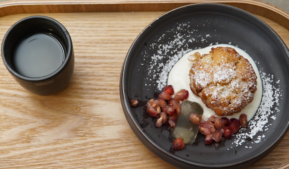 Gebackener Apfelknödel mit gelierter Birnensuppe und Granatapfel
