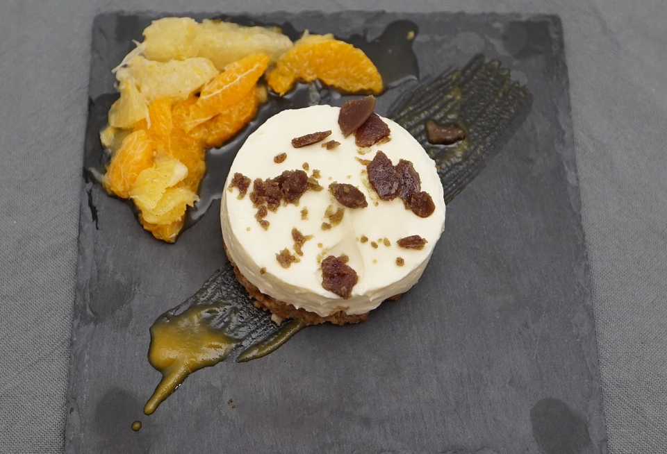 Yuzu-Käsekuchen mit Zitrussalat und Kürbiskernkaramell