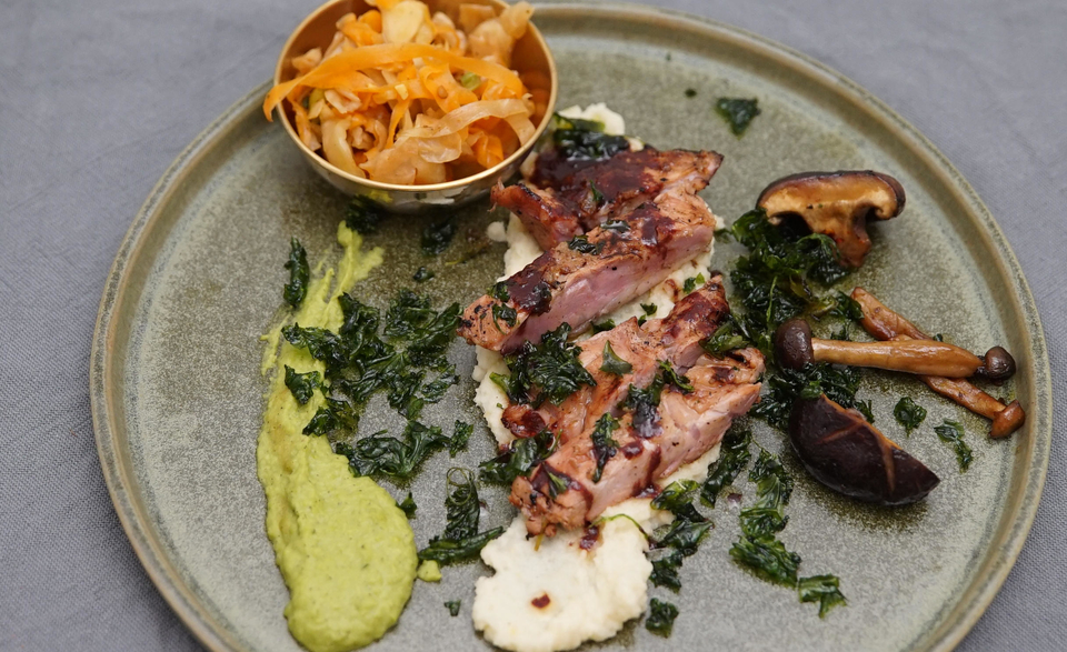 Fledermaus mit asiatischen Pilzen, Erbsenpüree, Apfel-Selleriepüree, Kimchi-Salat