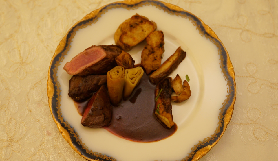 Rehfilet auf Hollersauce mit Maroniserviettenknödel und Lauch