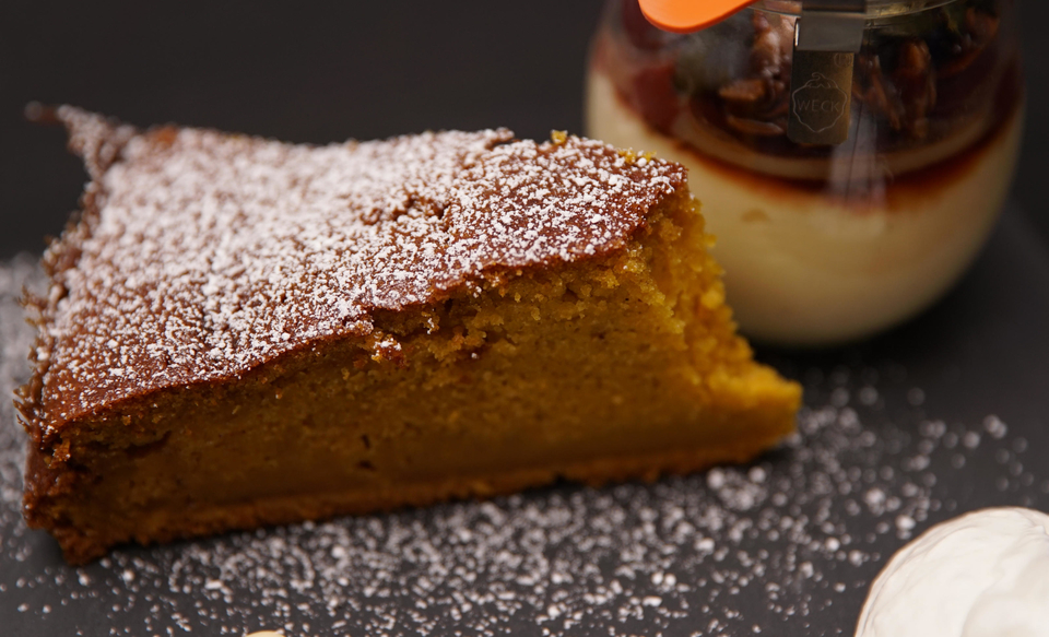 Beschwipste Kirschen auf Vanillepudding an Kürbiskuchen