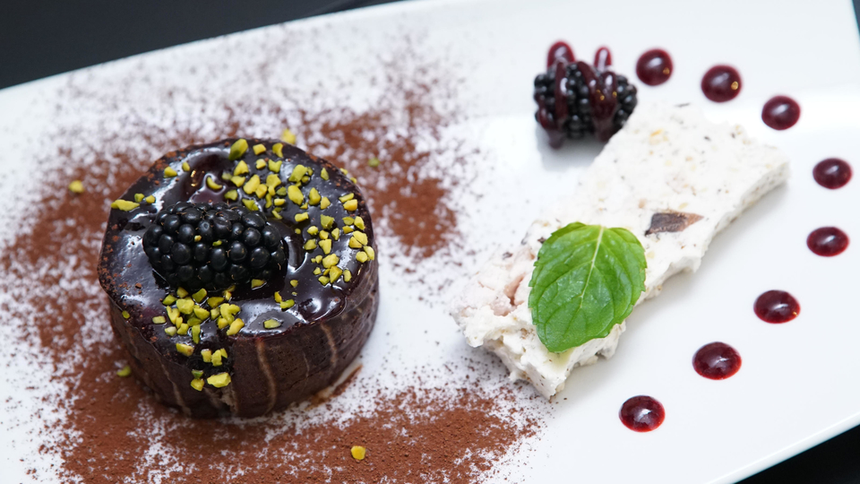 Brombeer-Biskuit-Mousse-Törtchen, Grillage und Brombeersoße