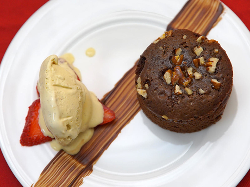 Tortino al cioccolato dal cuore morbido mit Tonkabohnen Eiscreme