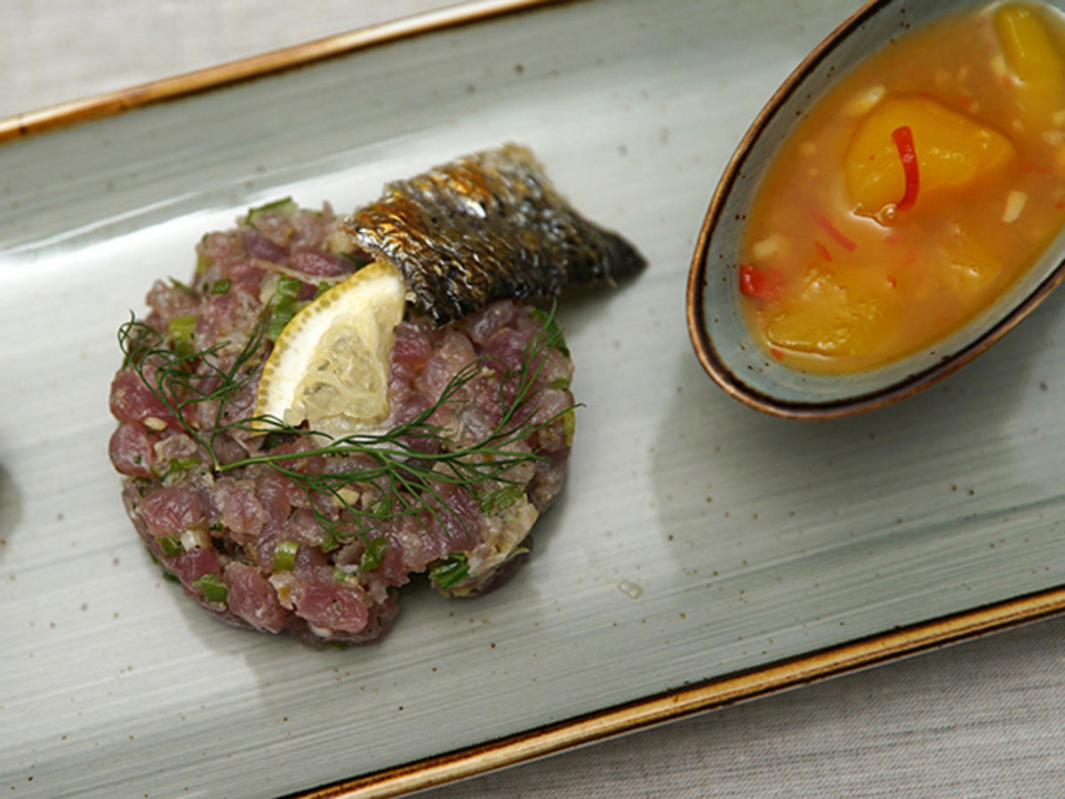 Thunfischtatar mit Fischhautchip, crunchy Baguette und Mangochutney