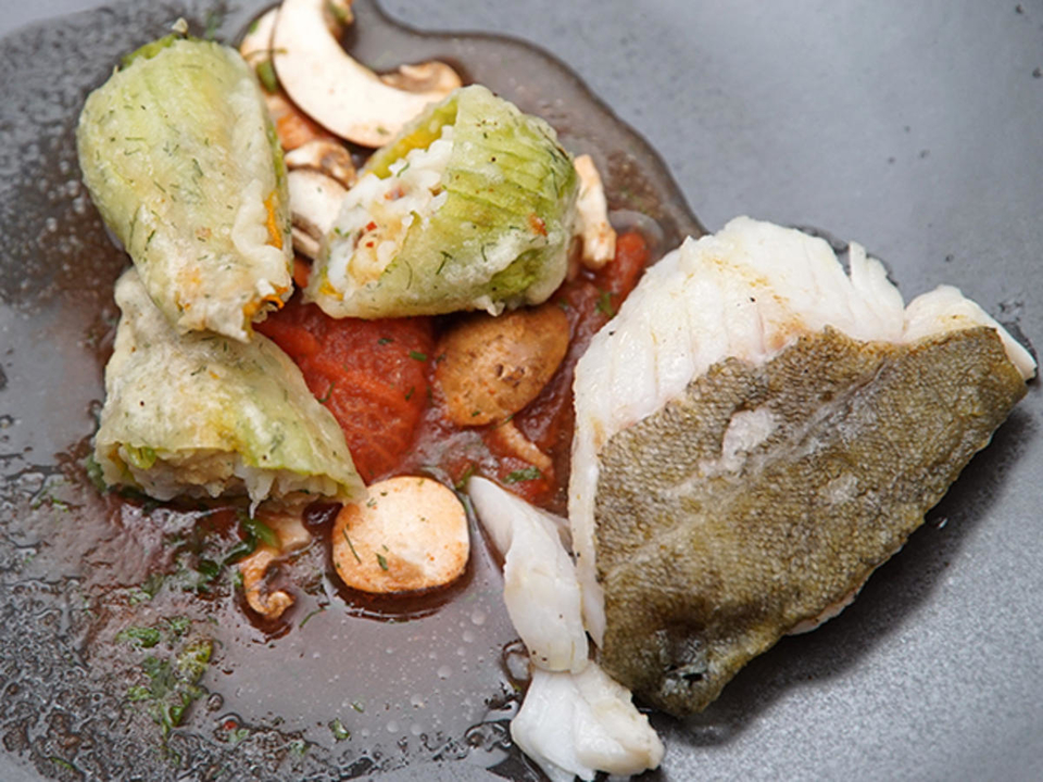 Gefüllte Zucchiniblüte mit Tomaten und Kabeljau