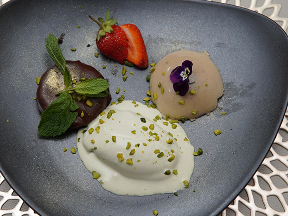 Schokoladenkuchen mit Sauerkirsch-Mousse und Pistazieneis