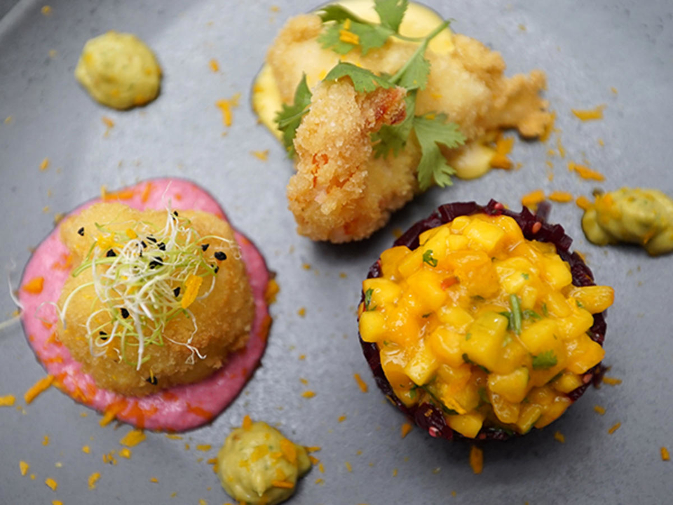 Rote Bete mit frittiertem Blumenkohl und Scampi