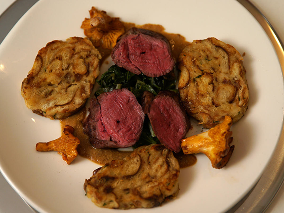Rehrücken auf Mangold mit Serviettenknödel