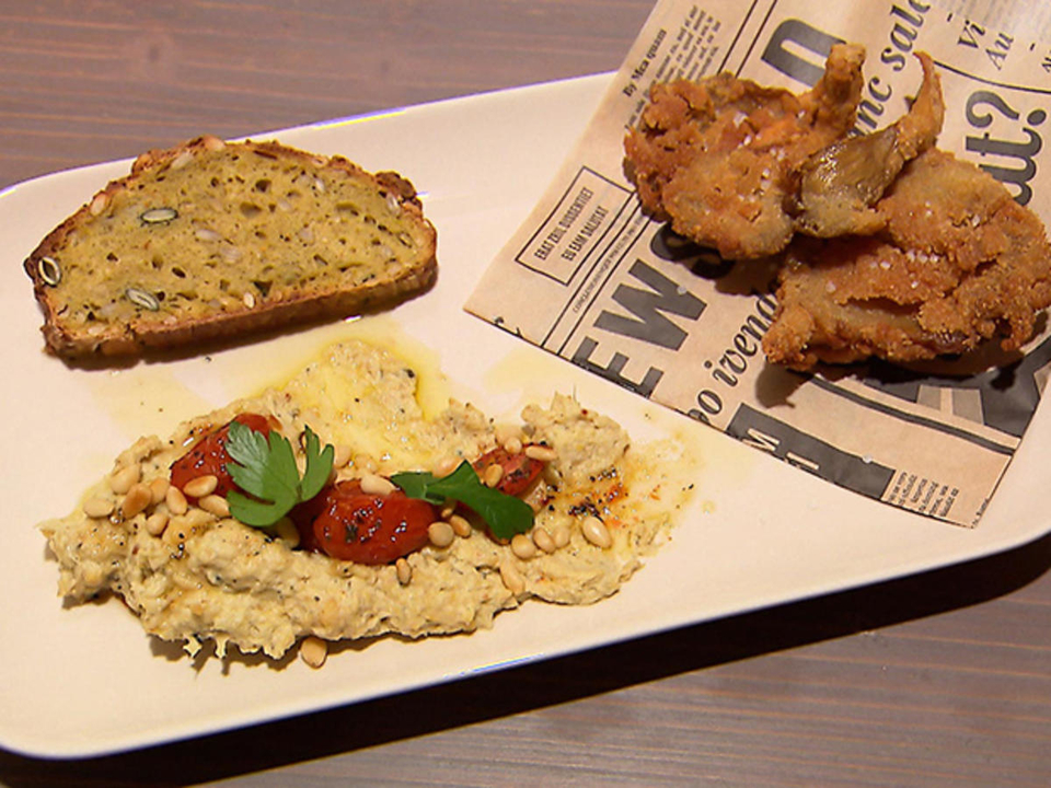 Brot mit Artischocken, Kichererbsen, Tomaten und Austernpilze