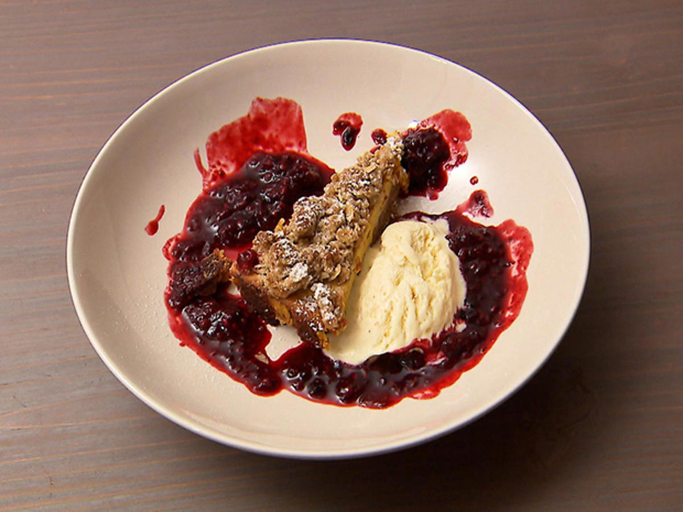 Kürbis-Käsekuchen mit Brombeersoße und Eis