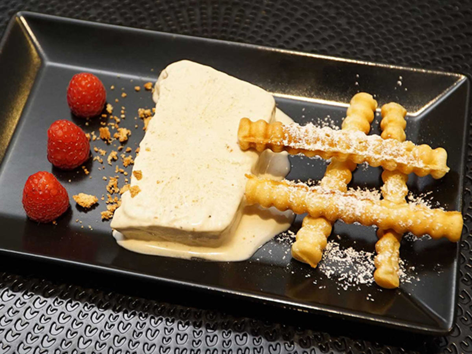 Tonkabohnen Parfait mit Waffel und Früchten