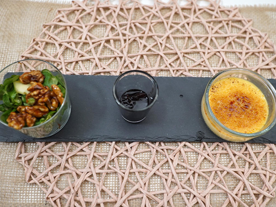 Ziegenkäse-Creme-Brûlée mit Salat und Zwiebel Chutney