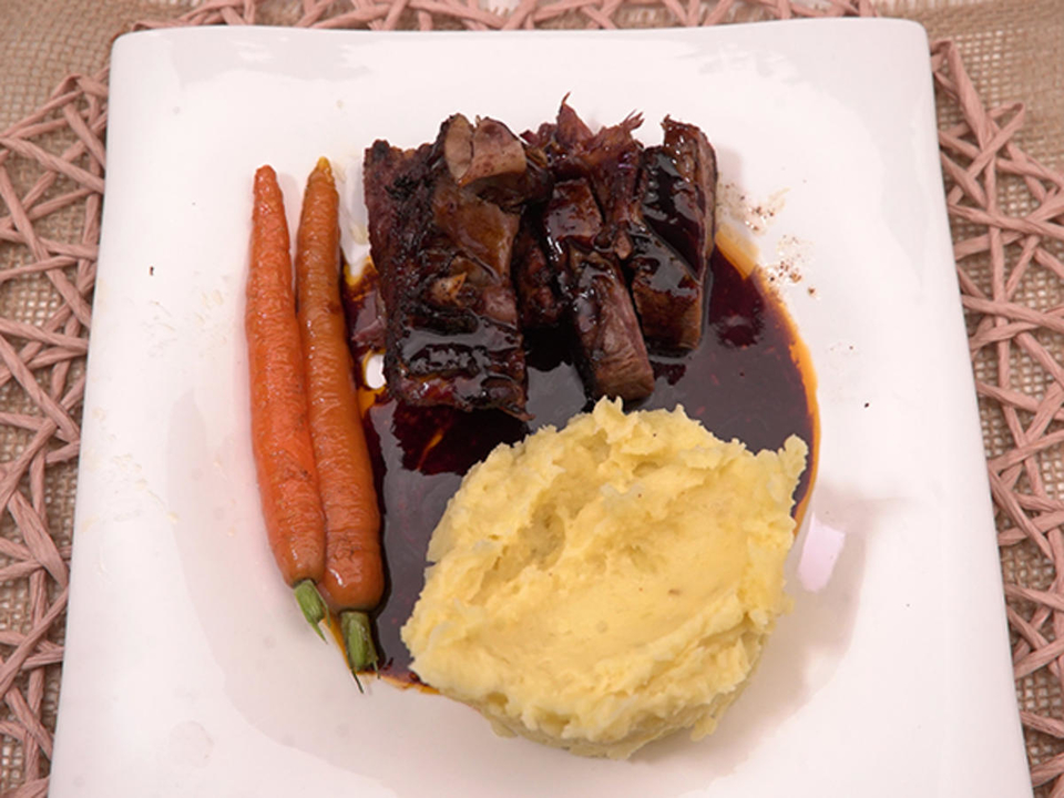 Short Ribs mit Parmesan- Kartoffel-Stampf